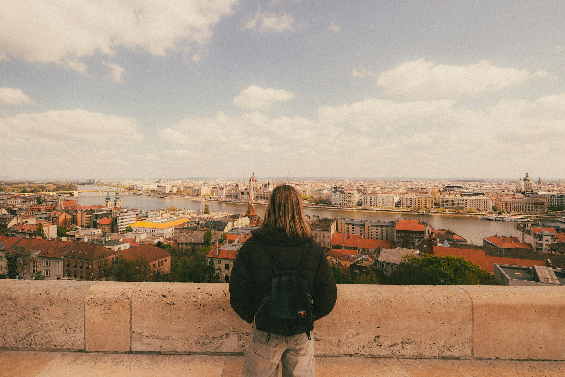 Kobieta podziwia panoramę Budapesztu z punktu widokowego