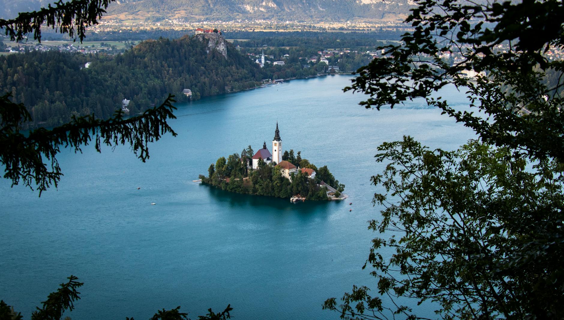 Panorama jeziora Bled z kościołem na wyspie i otaczającymi górami