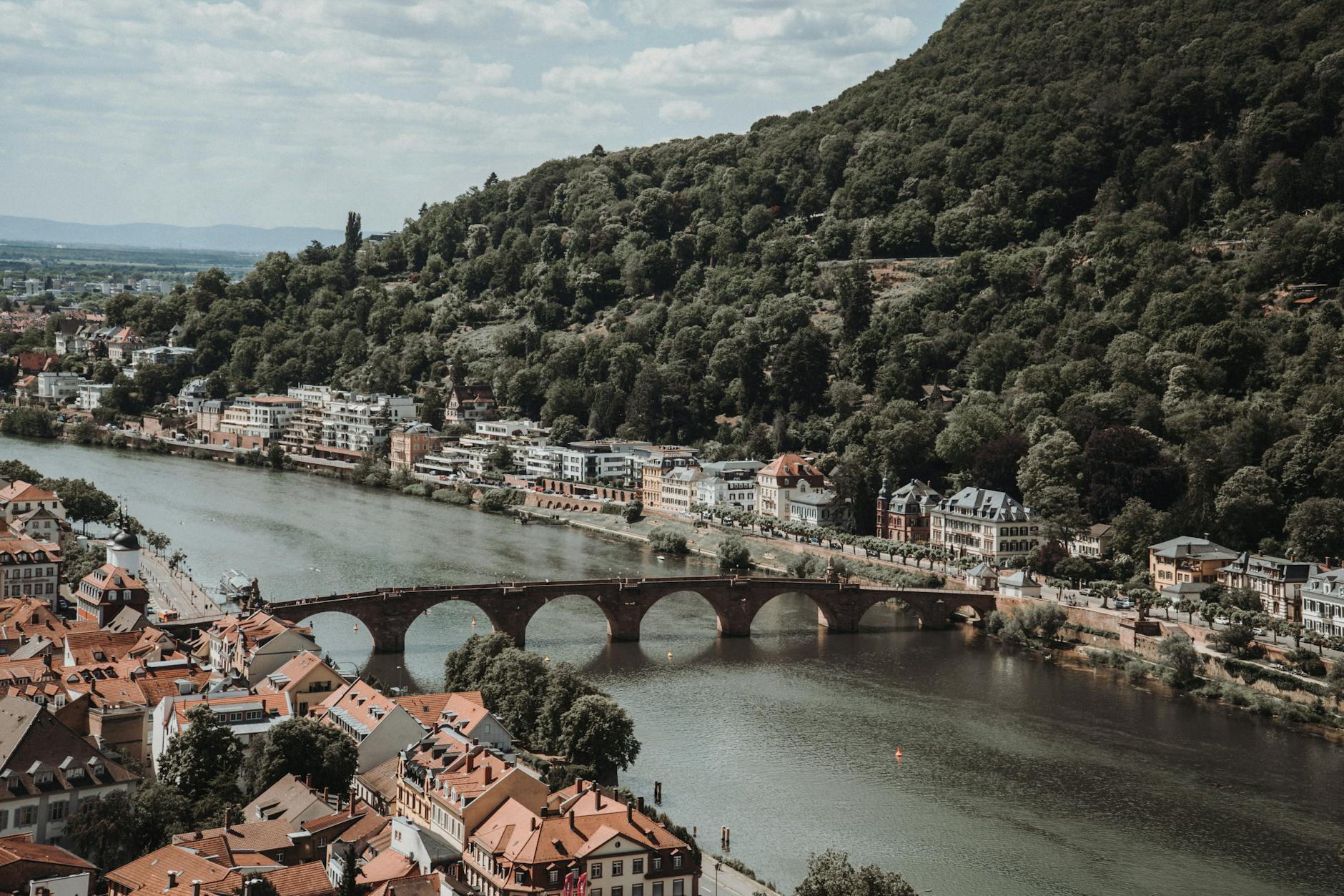 Widok z lotu ptaka na zabytkowy most w Heidelbergu nad rzeką Neckar