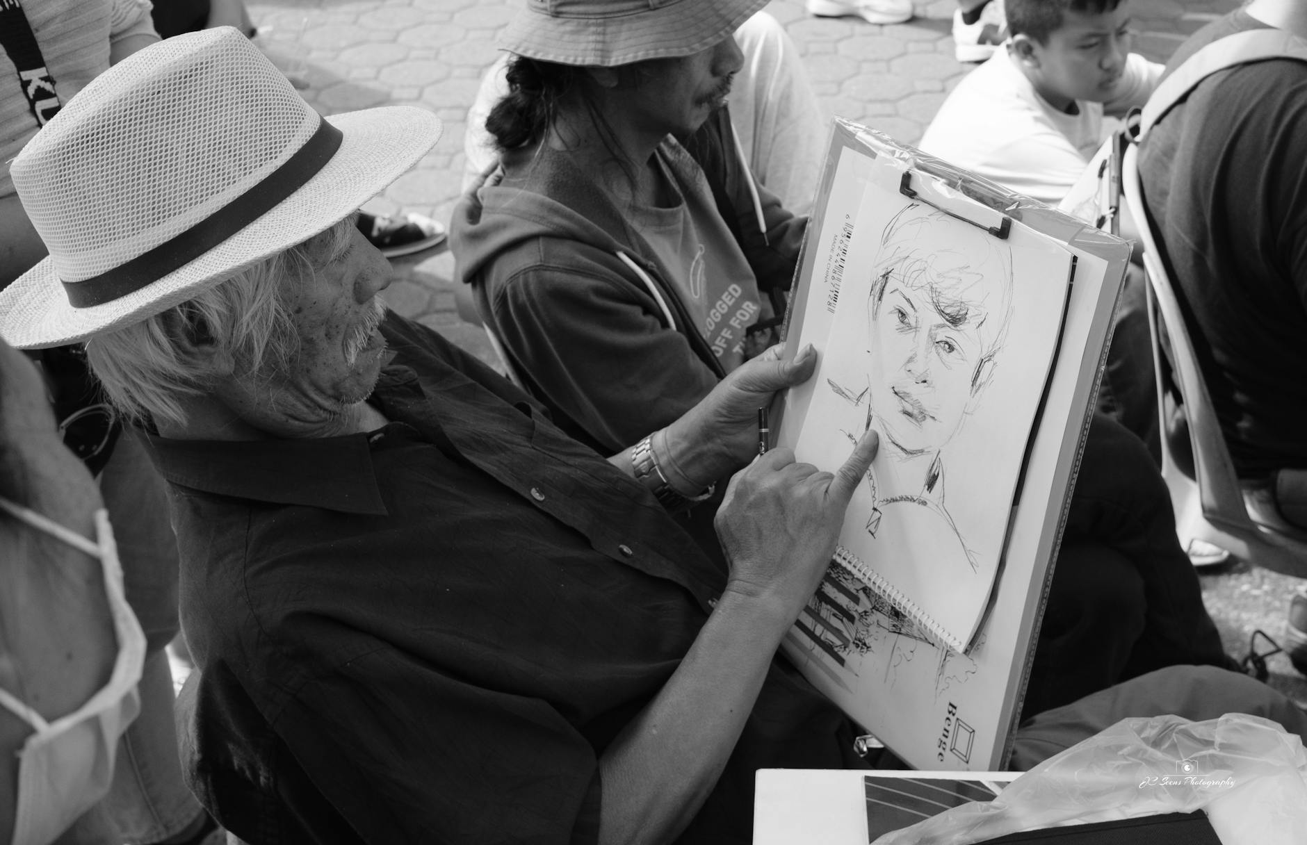 Artysta szkicuje realistyczny portret na świeżym powietrzu, zdjęcie czarno-białe