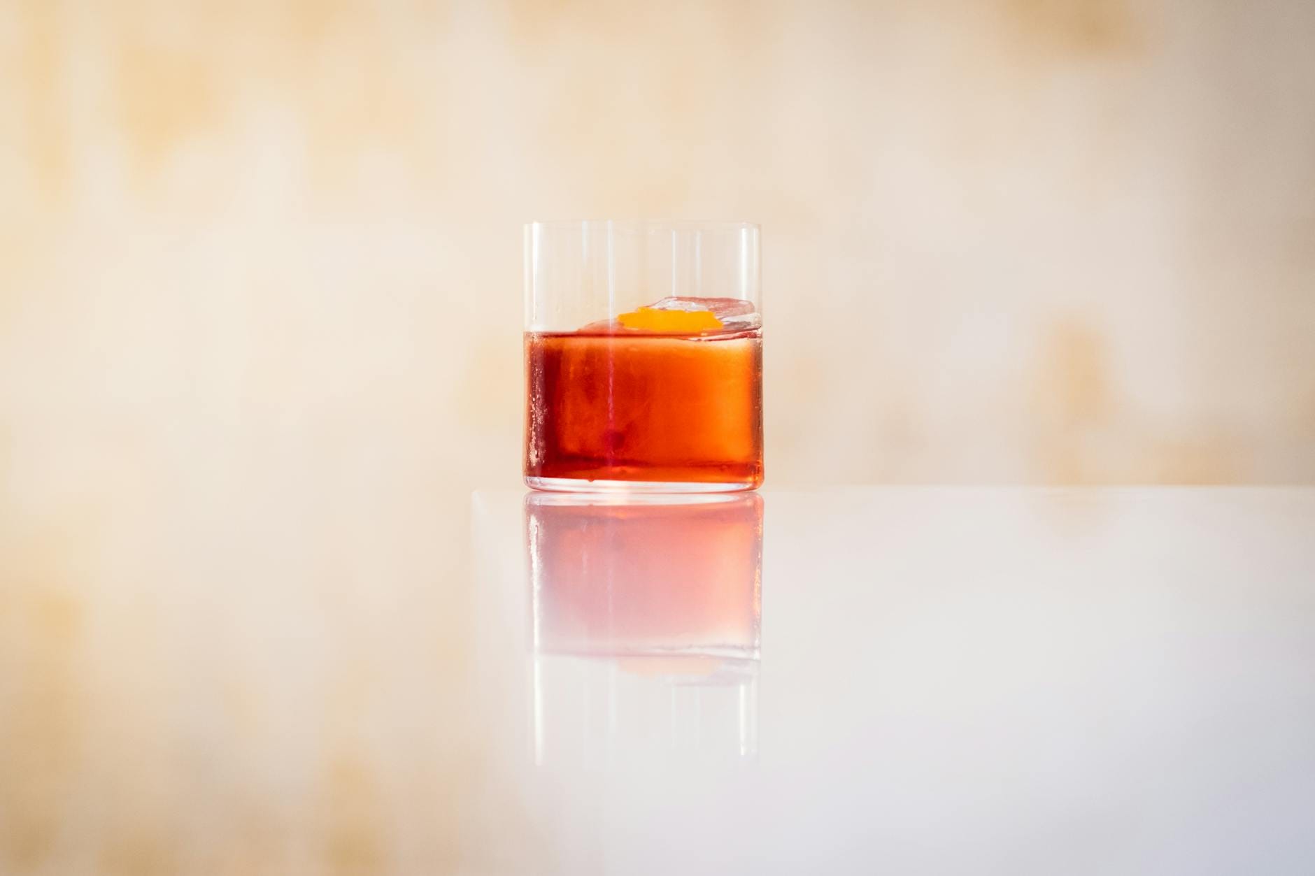 Koktajl Negroni w eleganckiej szklance z plastrem skórki pomarańczy
