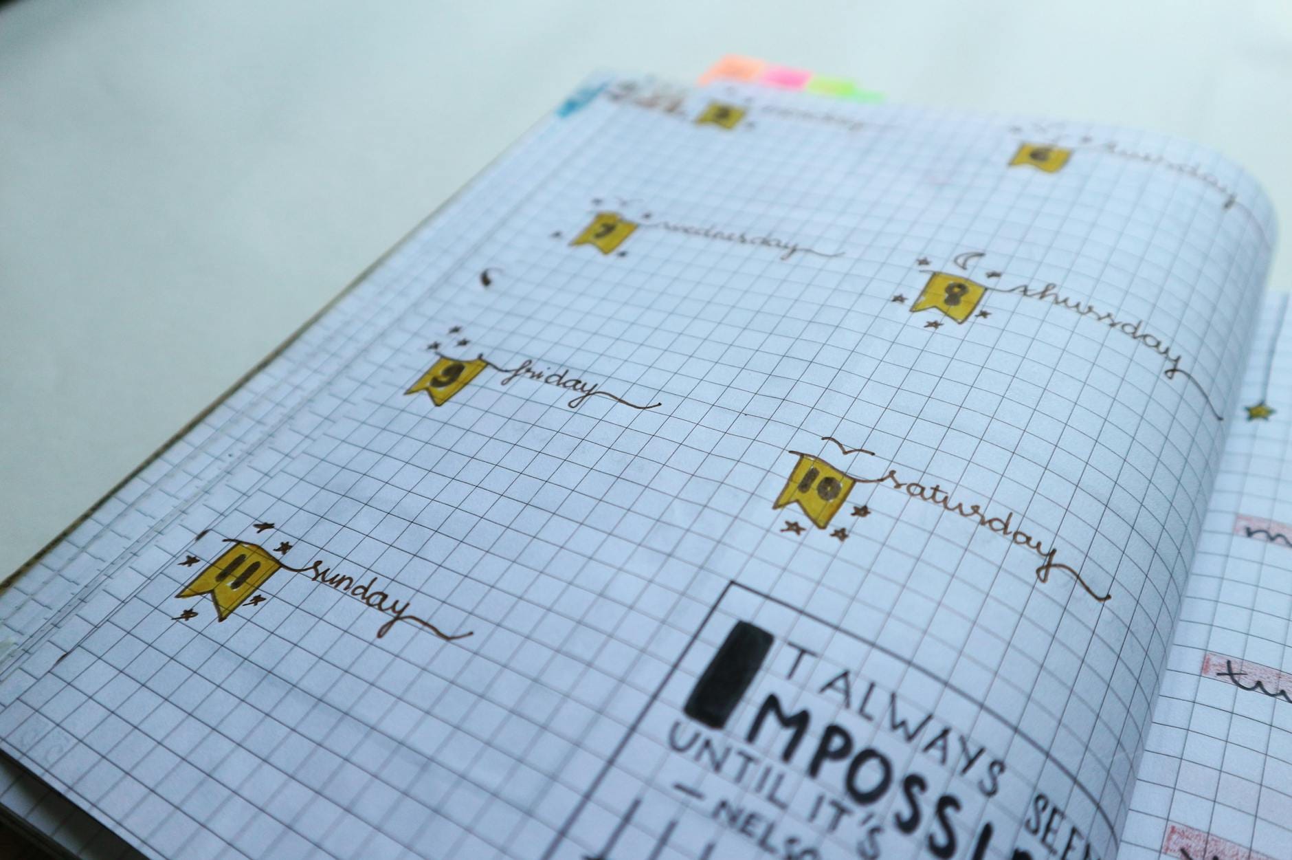 Kolorowy bullet journal z tygodniowym planem i motywującym cytatem