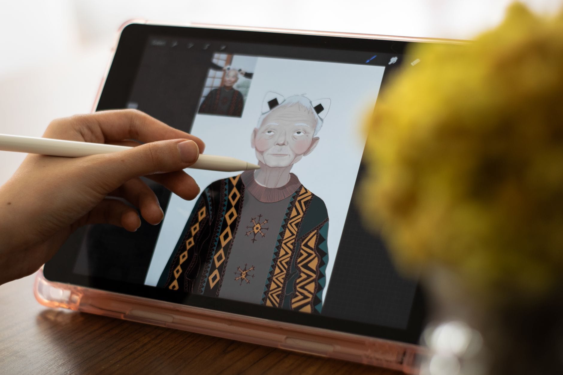 Ręka rysująca stylizowany portret starszej osoby na tablecie grafiki cyfrowej