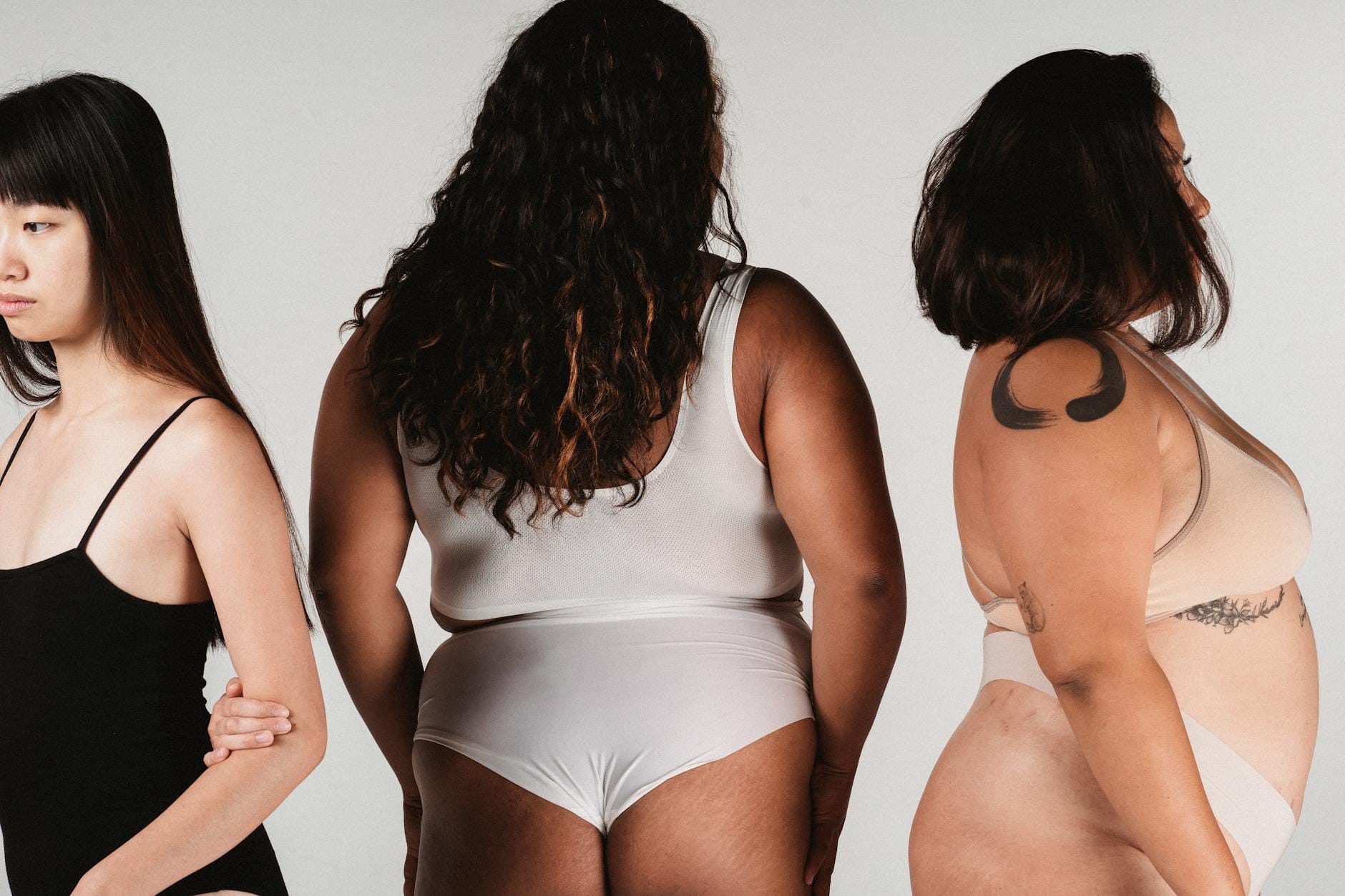 Rysowanie ludzi o różnych kształtach ciała jak uchwycić indywidualne proporcje bez karykatury Szczupła Azjatka i dwie modelki plus size pozują razem w studiu