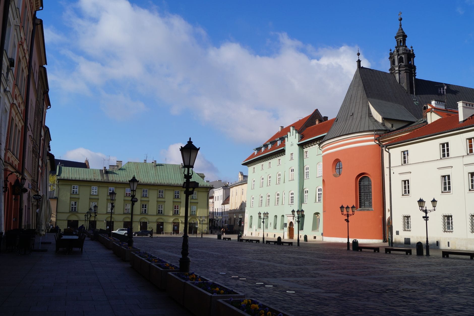 Kolorowe kamienice i renesansowa zabudowa małego rynku w Krakowie
