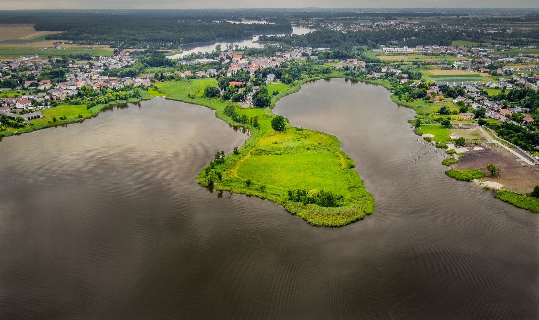 Panorama jeziora Kórnickiego i zielonych terenów z lotu ptaka