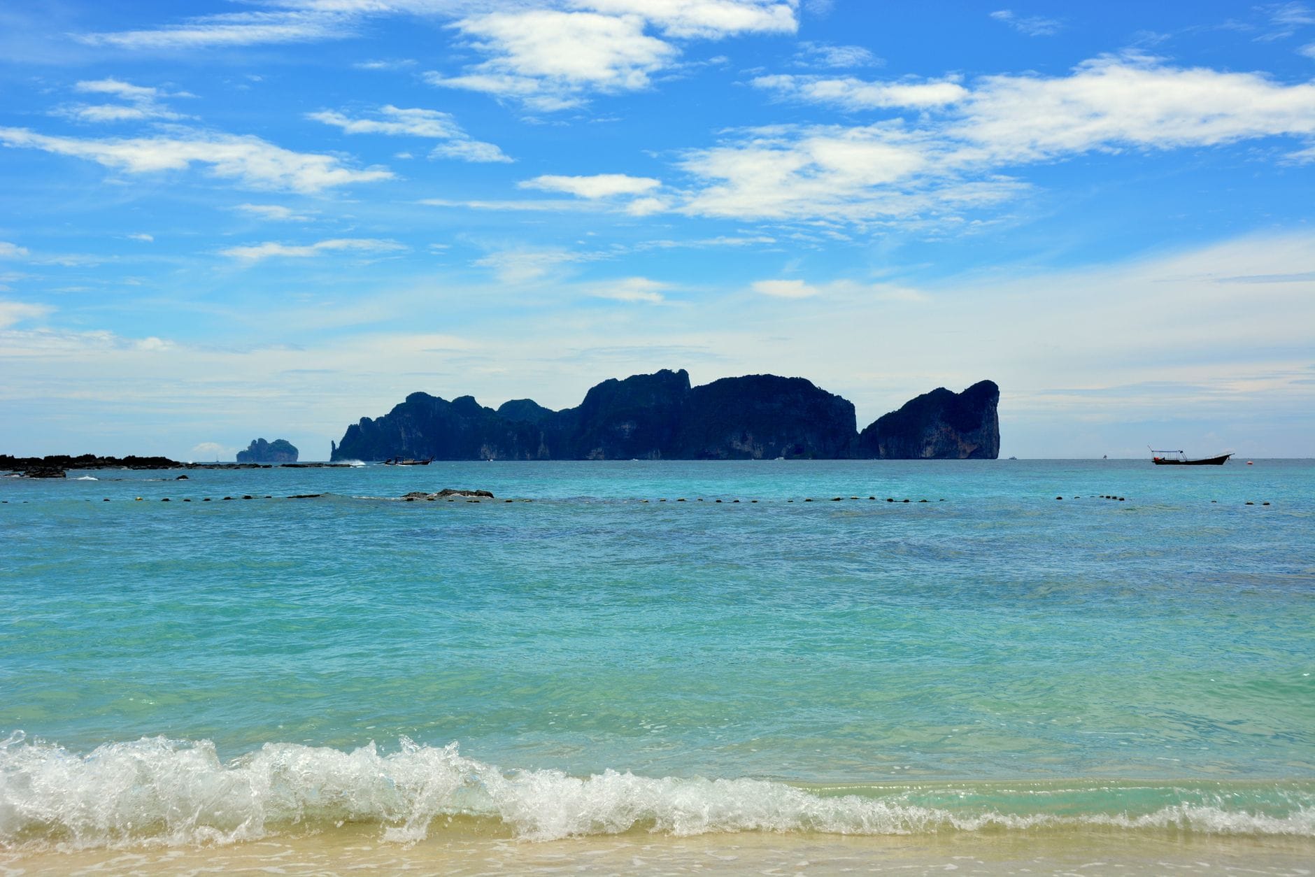Plaża w Ao Nang z turkusowym morzem i wyspami w tle
