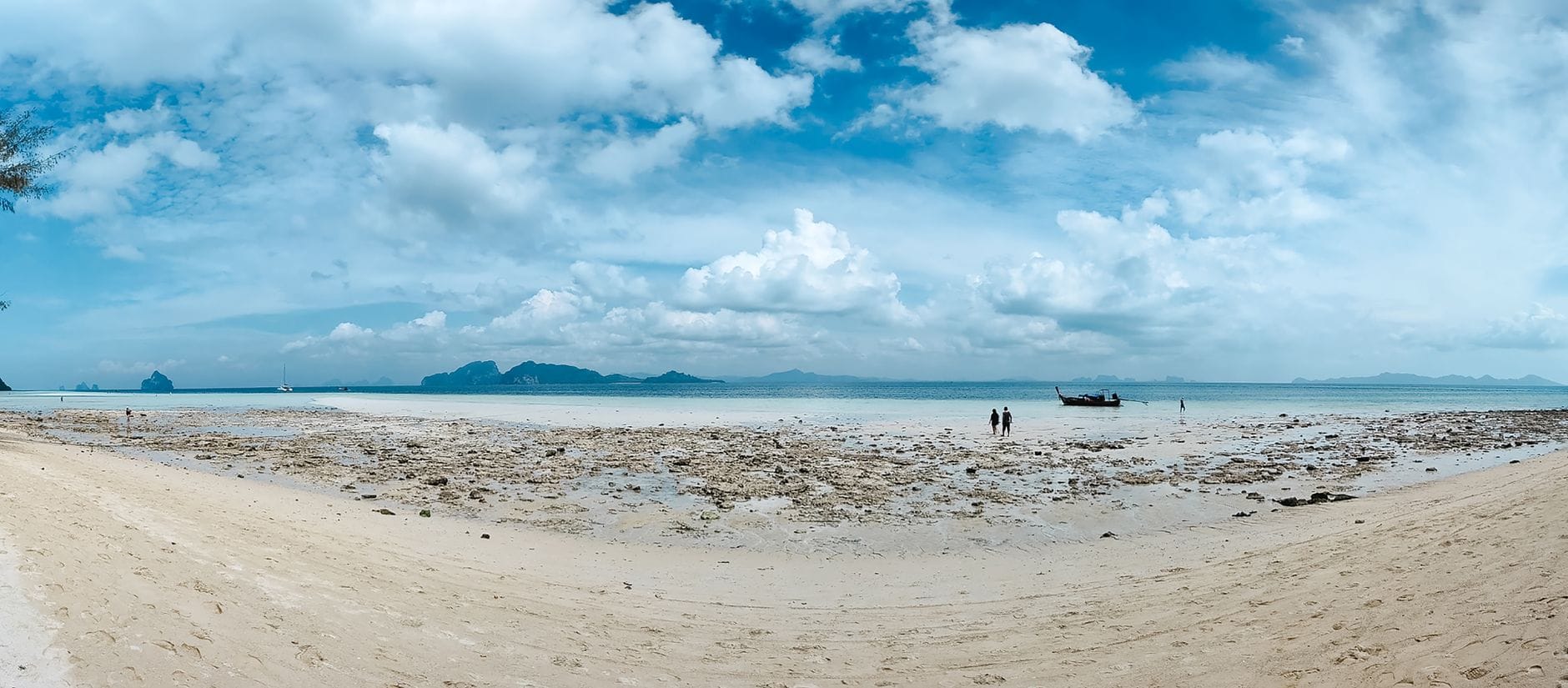 Płytka tropikalna plaża na Samui z wysepkami w oddali i błękitnym niebem